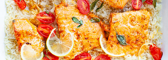 Łosoś pieczony na ryżu