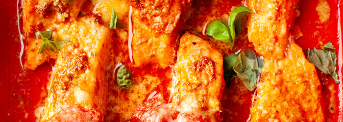 Łosoś pieczony w czerwonym pesto