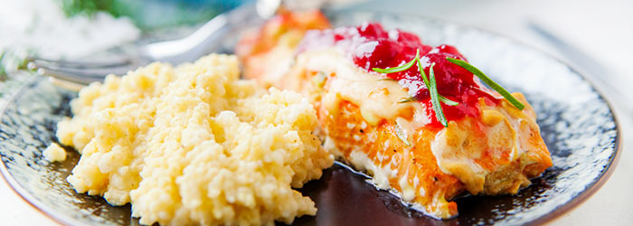 Łosoś po góralsku - z oscypkiem i żurawiną