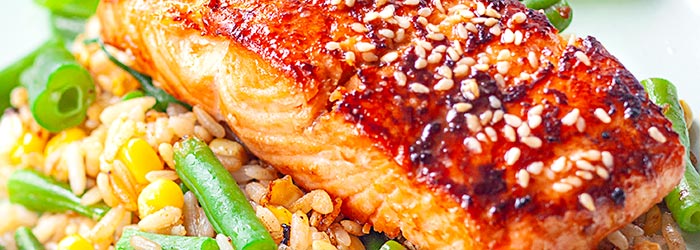 Łosoś teriyaki z ryżem, fasolką i kukurydzą