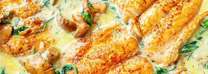 Łosoś w kremowym sosie z kurkami i szpinakiem