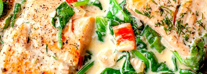 Łosoś w kremowym sosie z papryką i szpinakiem