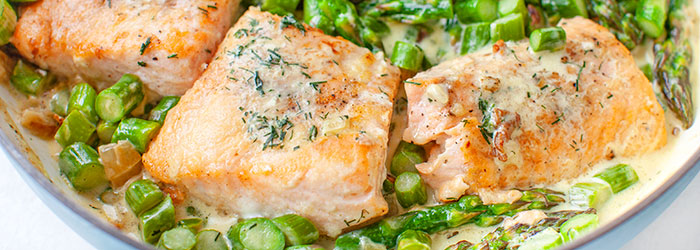 Łosoś w kremowym sosie ze szparagami