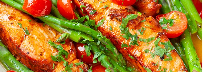 Łosoś z patelni ze szparagami