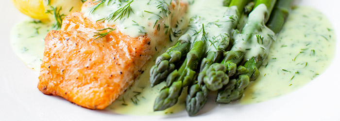 Łosoś z sosem koperkowym