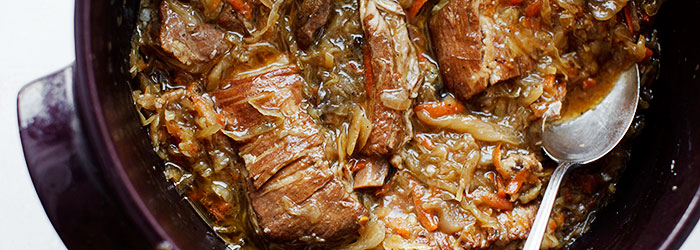 Żeberka w kiszonej kapuście z pieczarkami